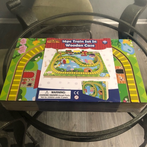 16 Pc Train Set In Wooden Case - Picture 4 of 4